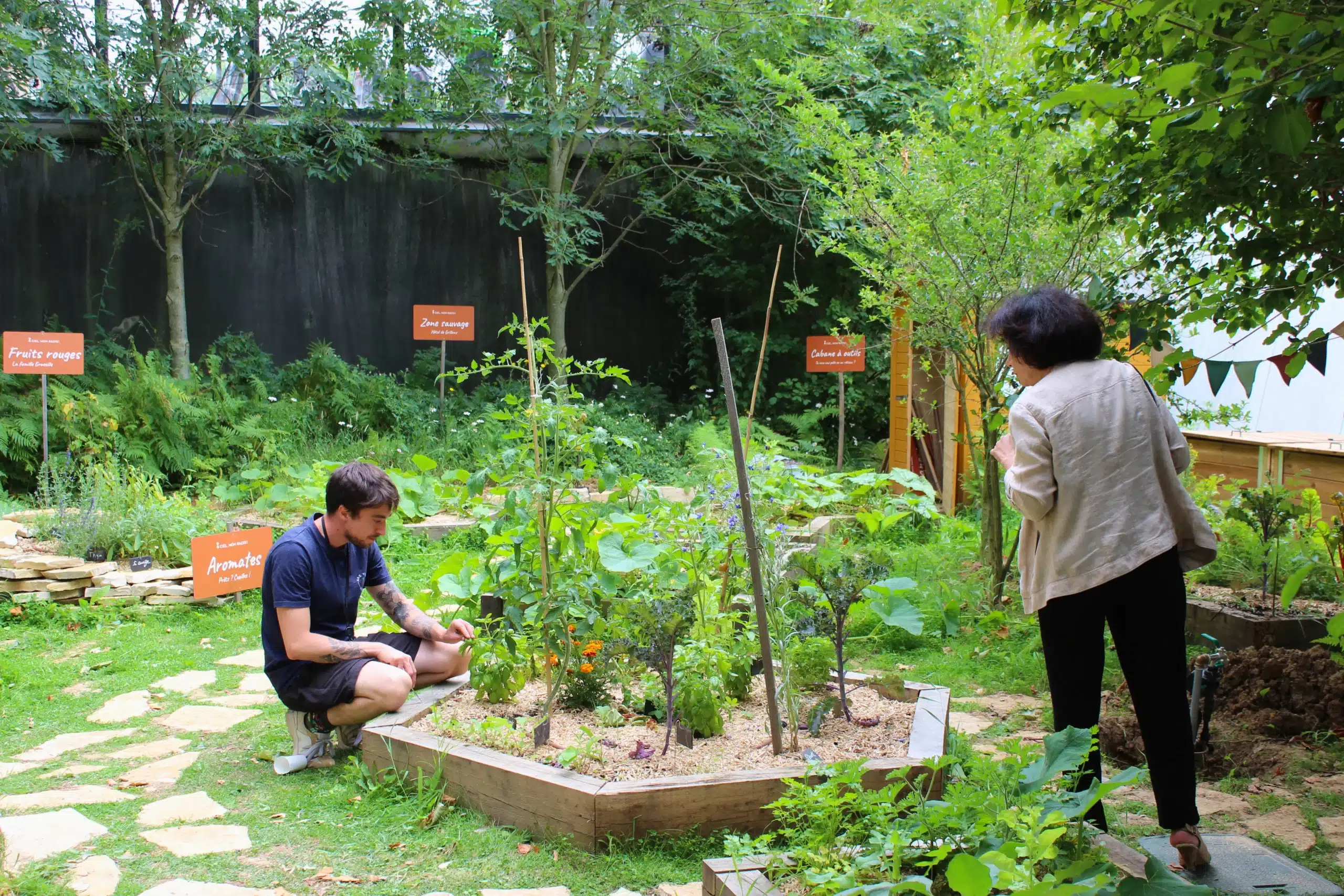 L'animateur-jardinier prend soin du potager du Crédit Agricole.