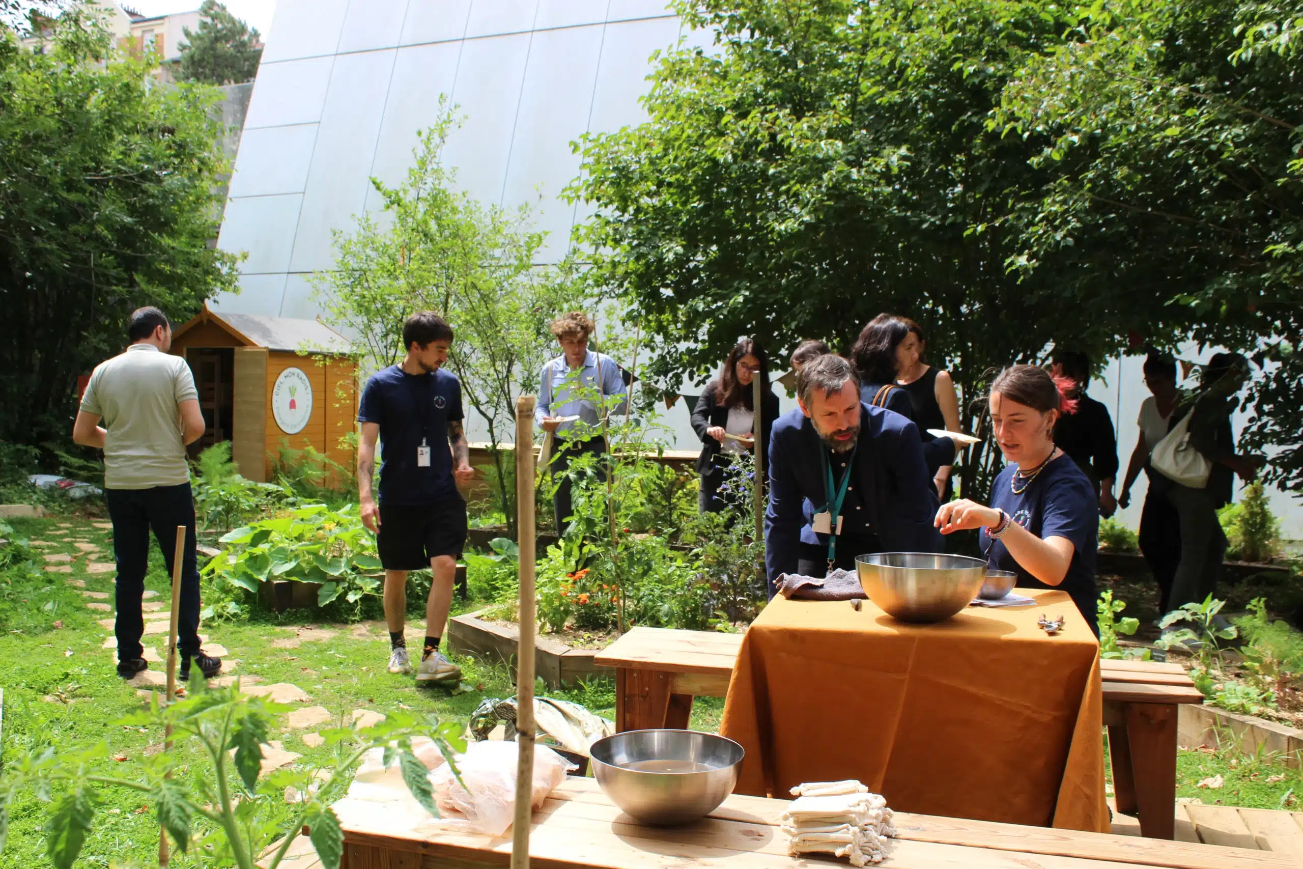 Animation bombes à graines au potager du Crédit Agricole