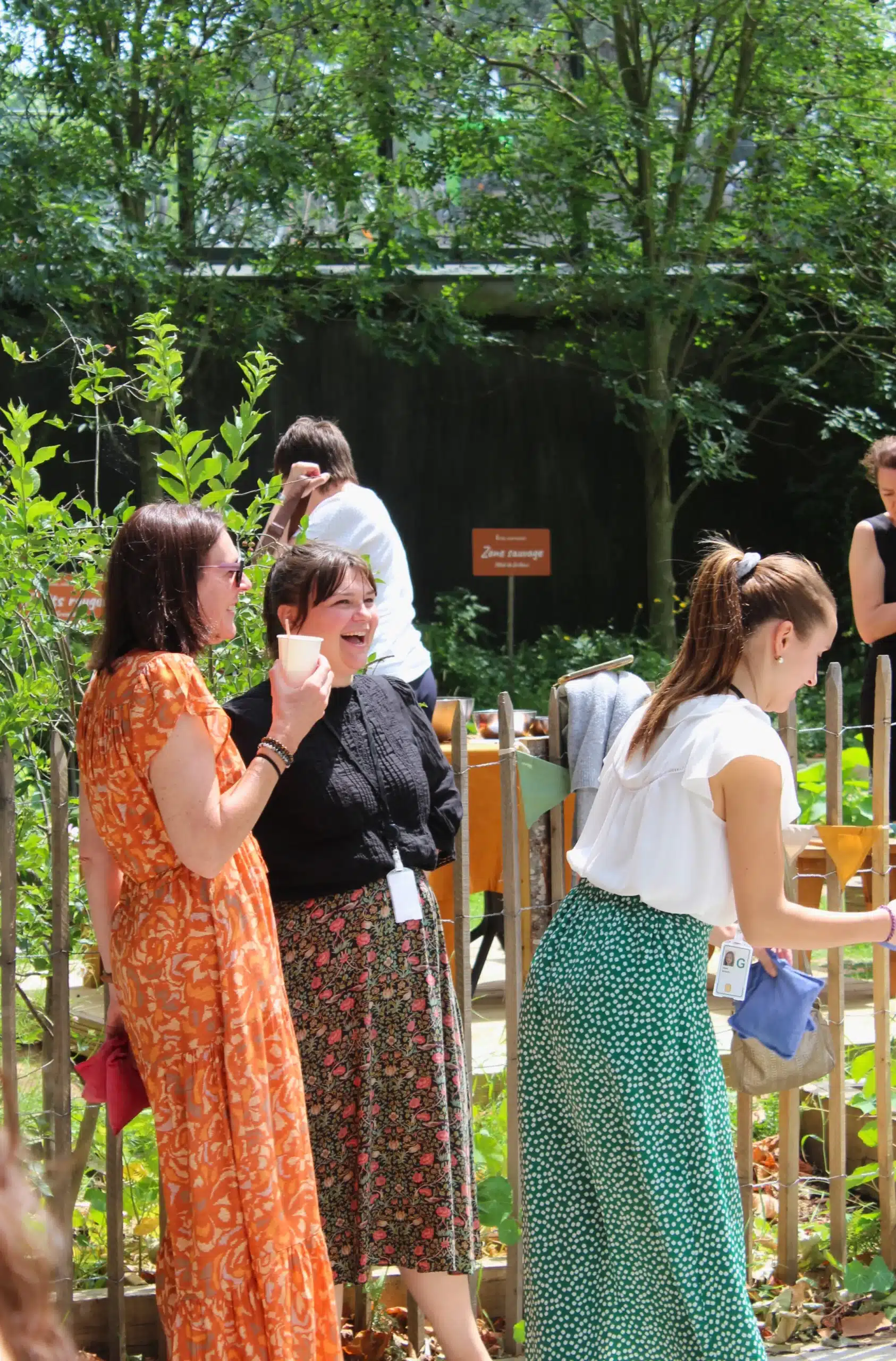 Salariées en train de rire pendant la garden party du potager