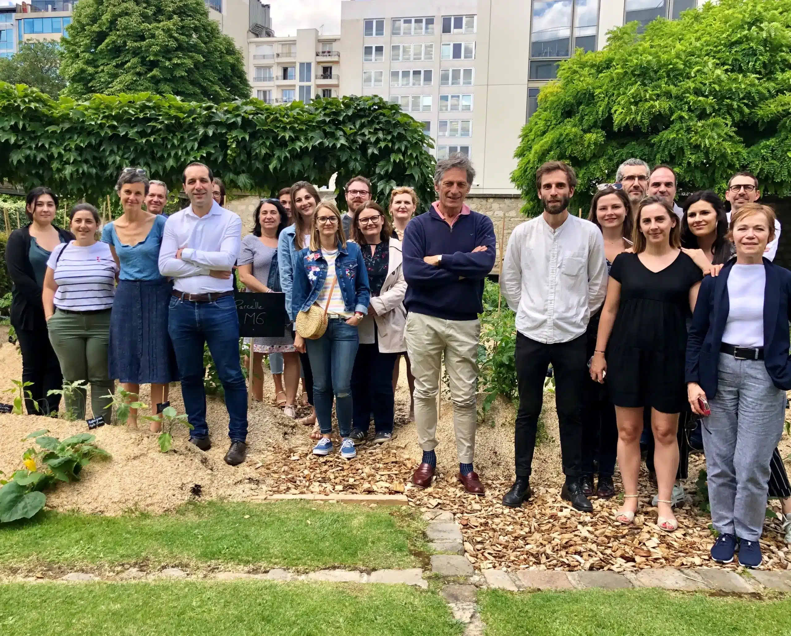 Collaborateurs du Groupe M6, lors de l’inauguration du potager participatif d'entreprise